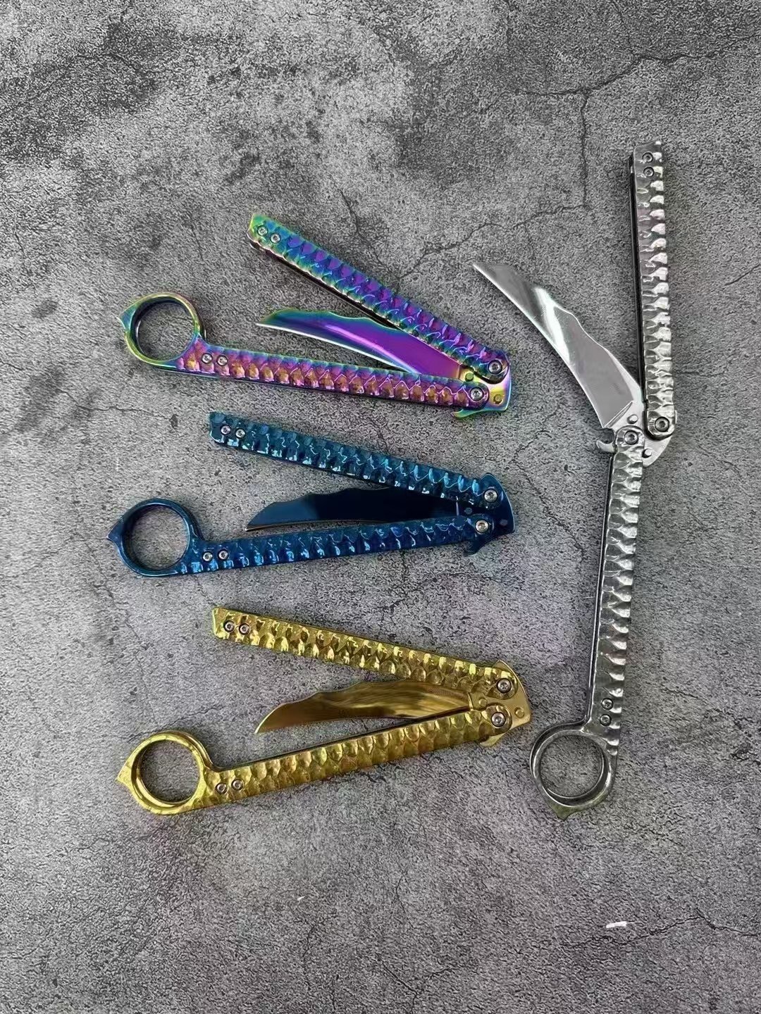 b08eb4816c8f7025047fd3d9ff09c04-1.jpg Balisong Karambit Eagle Claw Variation Schleudermesser Farbe Titanium Edition